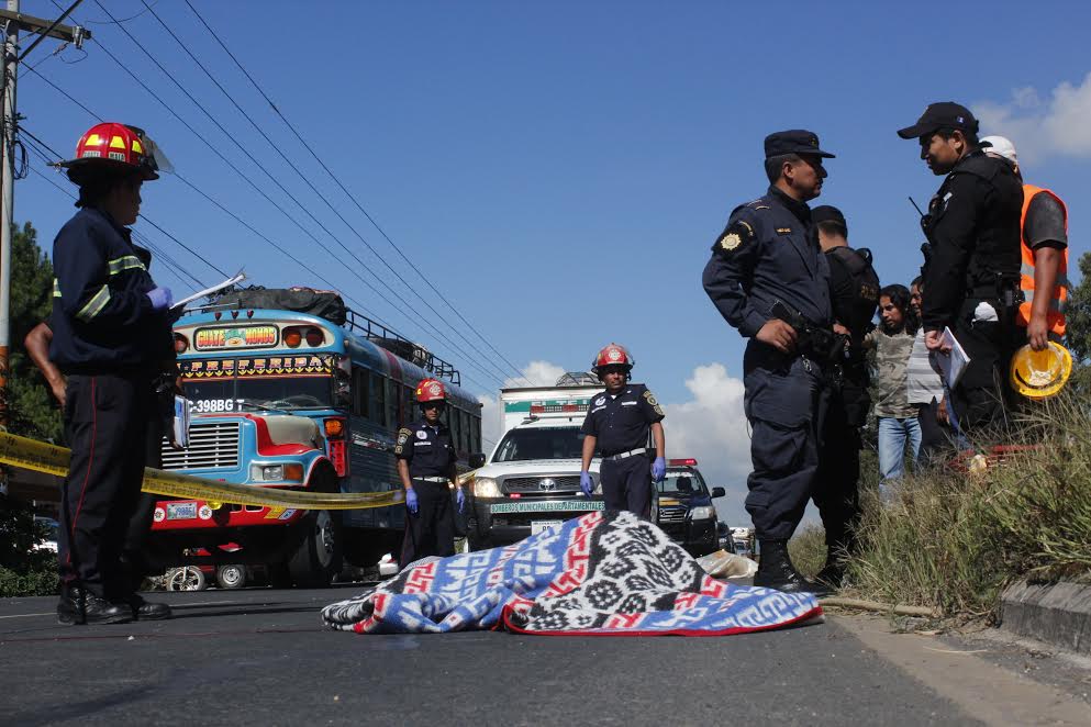 Autoridades y socorristas en el lugar donde quedaron los cuerpos de José Ceferino Xicón Felipe y María Juana Sulá Yuc.(Foto Prensa Libre: Víctor Chamalé)