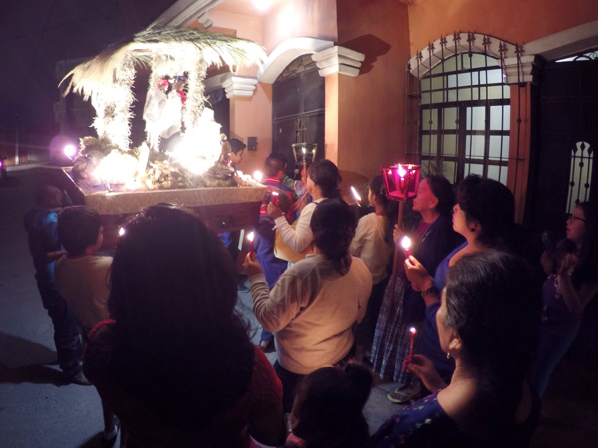 Posada de la Asociación de Caballeros de Cristo visita hogares de vecinos en Cobán, Alta Verapaz. (Foto Prensa Libre: Eduardo Sam Chun)
