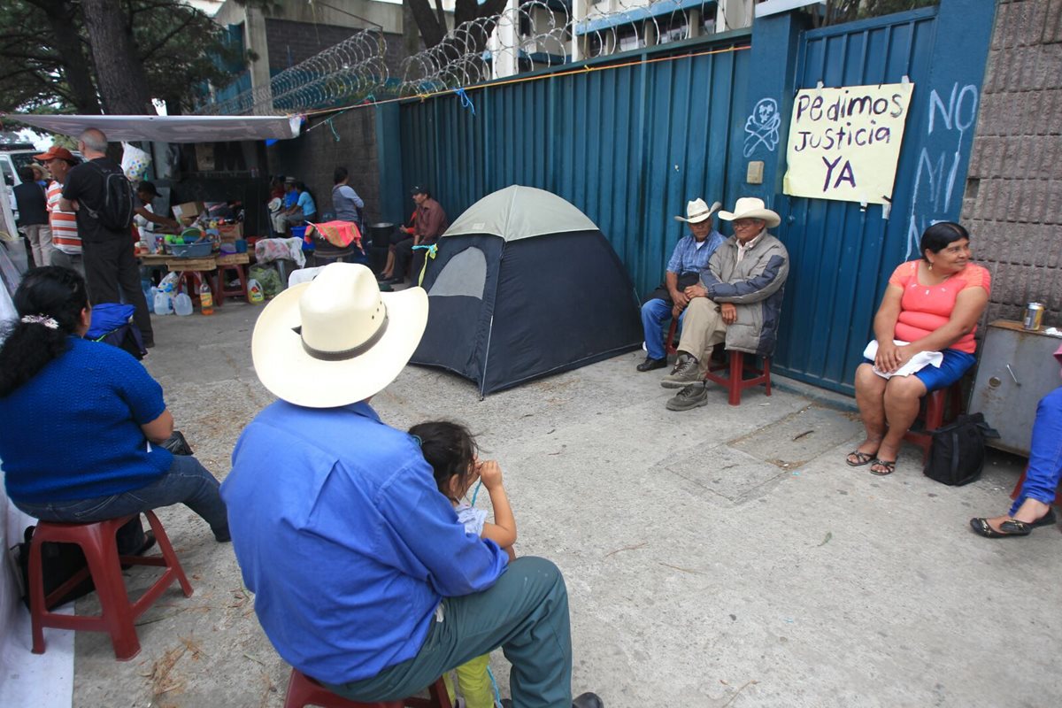 Vecinos de San José del Golfo y San Pedro Ayampuc protestan frente al MEM contra el proyecto minero en el área. (Foto Prensa Libre: Hemeroteca PL)