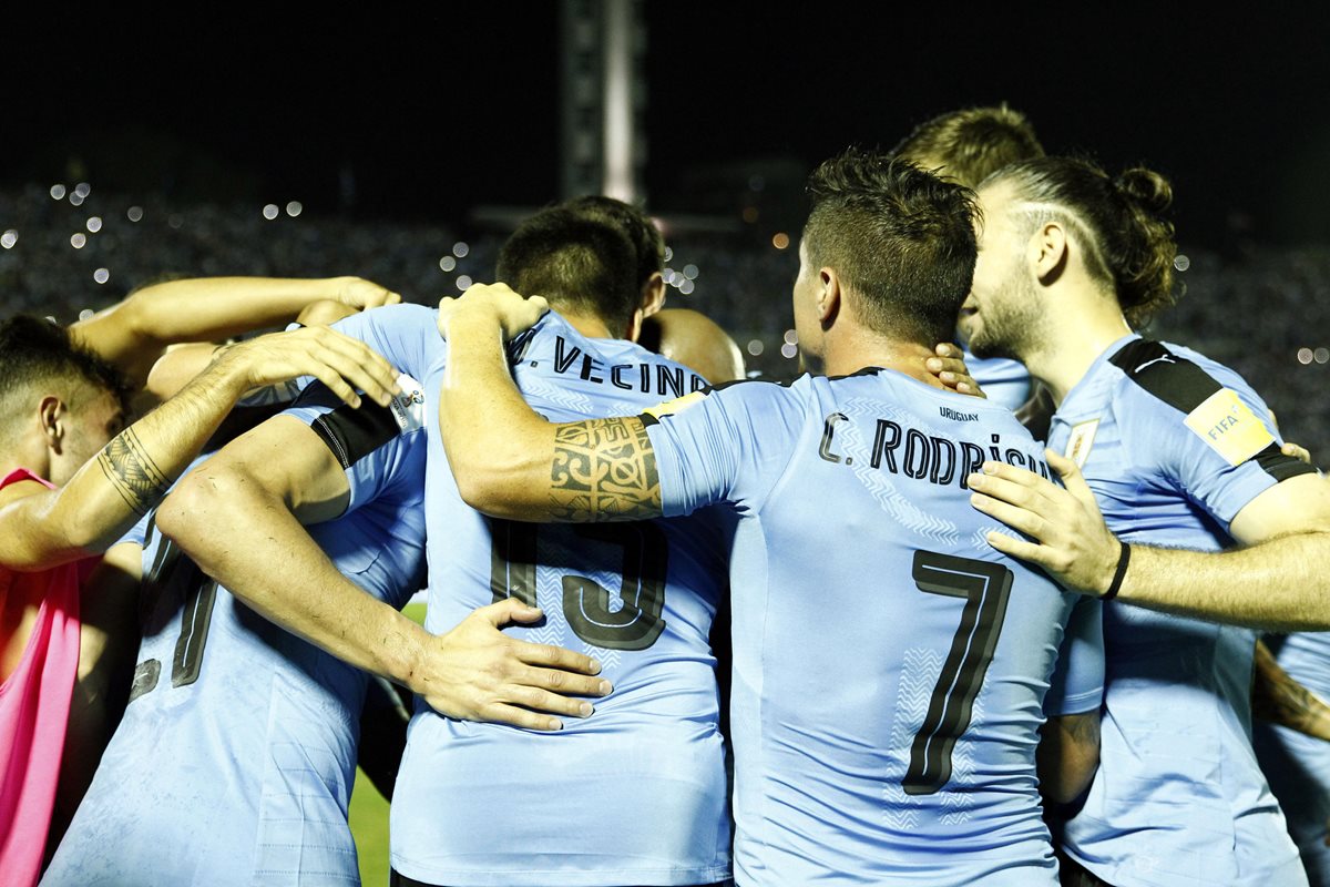 Los uruguayos celebraron el gol que los ponía en ventaja contra Brasil.