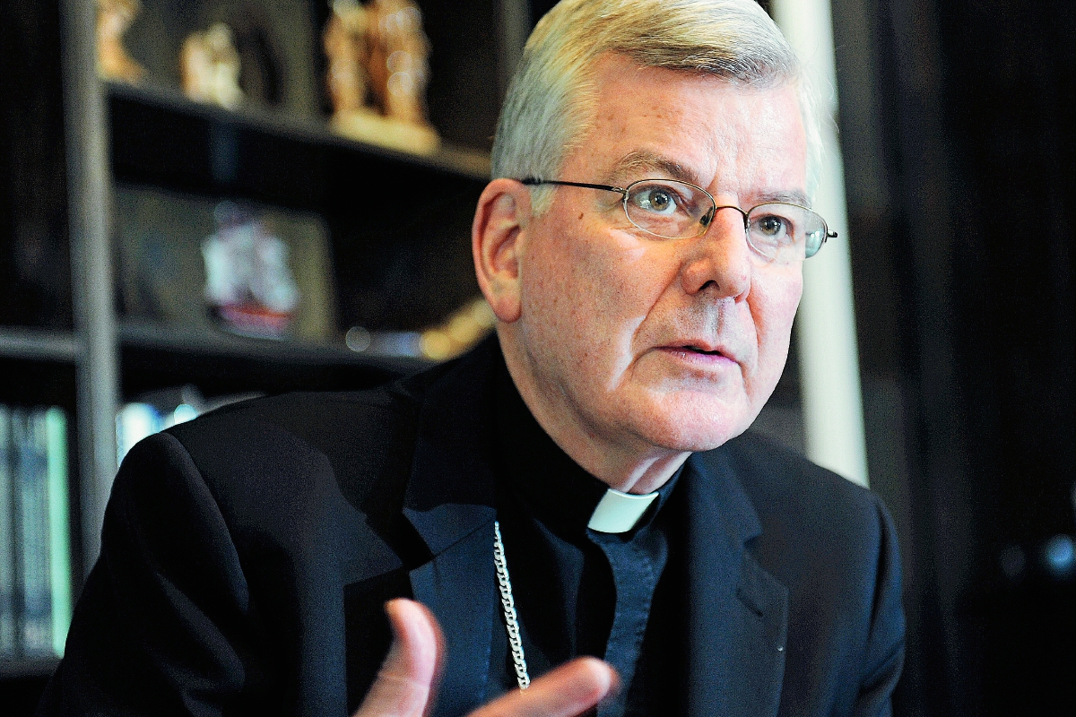 John Nienstedt quien fue arzobispo de St. Paul, en Minesota, durante una comparecencia a la prensa. El papa Francisco aceptó su renuncia este lunes después que se vio envuelto en un escádalo de abuso a menores. (Foto Prensa Libre: AP).