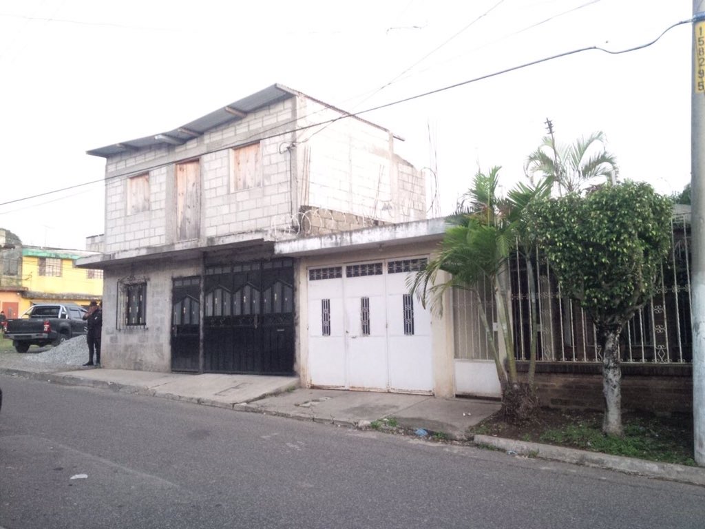 Una de las viviendas allanadas es resguardada por agentes de la PNC, cuyos operativos se efectúan en Chiquimula, Jutiapa y Mixco, Guatemala. (Foto Prensa Libre: PNC)