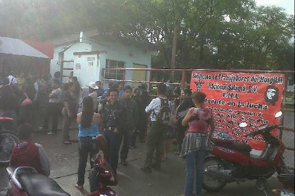 Pacientes no fueron atendidos por médicos debido a que sindicalistas tomaron el Hospital de Salamá. (Foto Prensa Libre: Carlos Grave)