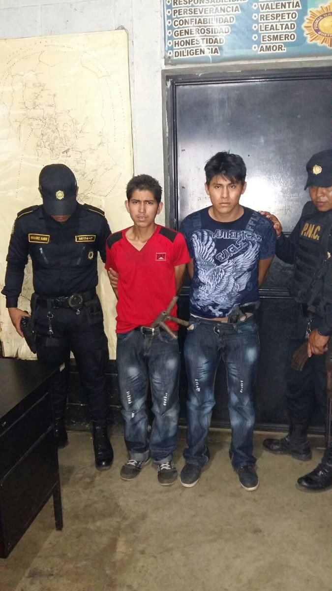 Daniel Ezequiel Fuentes Arreaga y Brenner Adrián Estrada López, ambos de 18 años, son retenidos por agentes de la PNC, señalados de asaltar autobuses. (Foto Prensa Libre: Cortesía PNC)