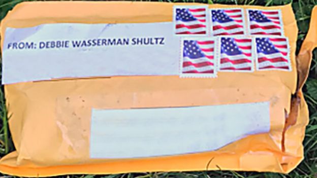 Todos los dispositivos se enviaron en un paquete envuelto en plástico de burbujas y con la misma dirección de remitente: la de Debbie Wasserman Schultz. FBI