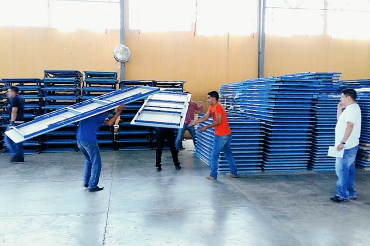 El mobiliario  electoral para 20 municipios de Quiché es almacenado en el Instituto Normal Mixto Juan de León. (Foto Prensa Libre: Óscar Figueroa)