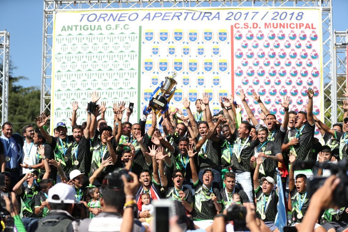 Antigua levantó su tercera copa del futbol nacional y volvió a dar una "triste Navidad" a Municipal. (Foto Prensa Libre: Francisco Sánchez)