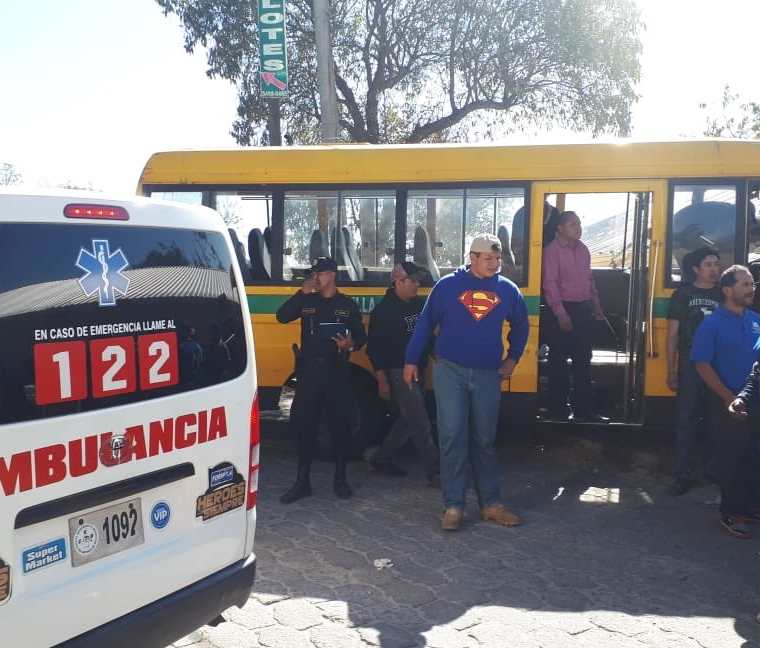 El piloto tuvo que ser rescatado con equipo especial luego de quedar atrapado en la cabina del bus. (Foto Prensa Libre: Cortesía)