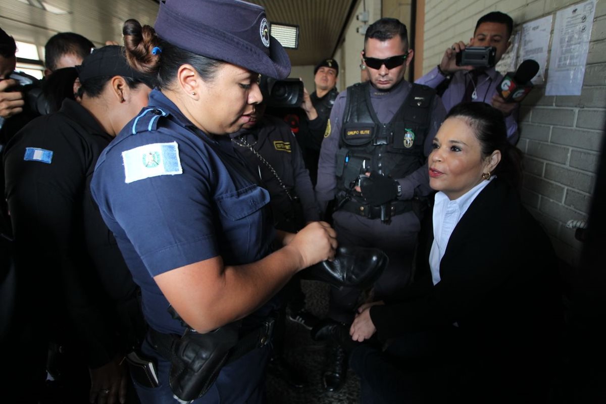 Roxana Baldetti se negaba a ingresar engrilletada a la Torre de Tribunales. (Foto Prensa Libre: Érick Ávila)