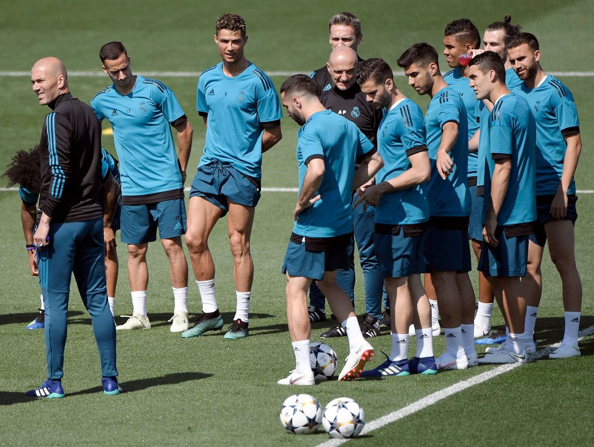 El técnico Zinedine Zidane conversa con sus jugadores en una de las prácticas del plantel madridista. (Foto Prensa Libre: AFP)