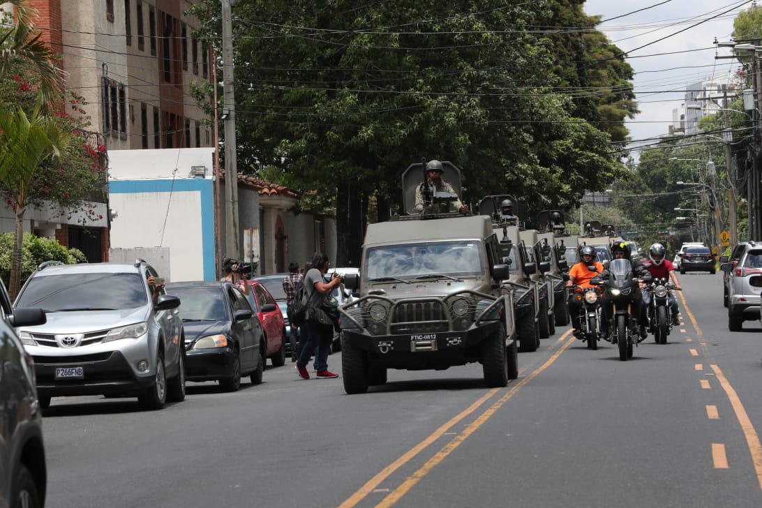 Vehículos J8 en los alrededores de la sede de la Cicig, en la zona 14, el pasado viernes. (Foto Prensa Libre: Hemeroteca PL)