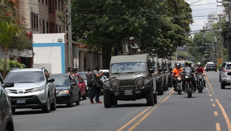 Vehículos J8 en los alrededores de la sede de la Cicig, en la zona 14, el pasado viernes. (Foto Prensa Libre: Hemeroteca PL)
