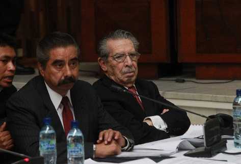 Ríos Montt —derecha— y  su abogado escuchan los testimonios de víctimas del conflicto armado, durante la cuarta audiencia del juicio por genocidio.