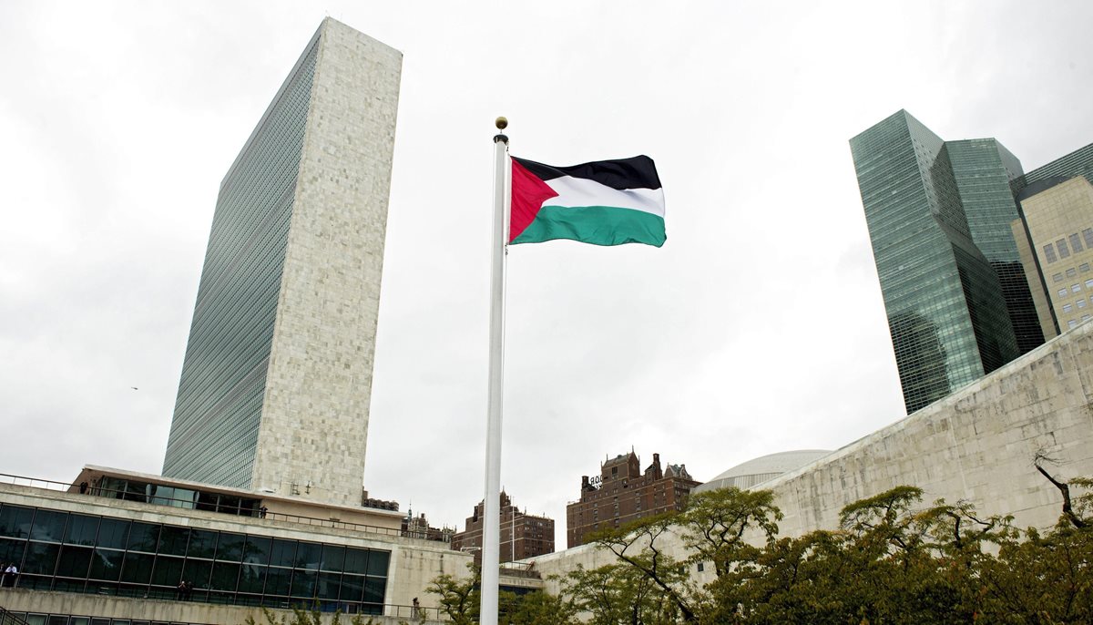 La bandera palestina ondea en las afueras del edificio de Naciones Unidas en Nueva York. (Foto Prensa Libre: EFE).