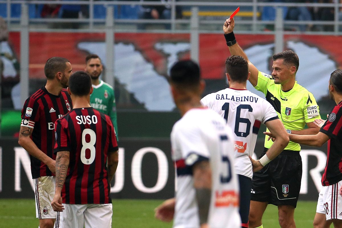 El árbitro Piero Giacomelli muestra la tarjeta roja a Leonardo Bonucci durante el juego entre el AC Milan y el Génova. (Foto Prensa Libre: EFE)