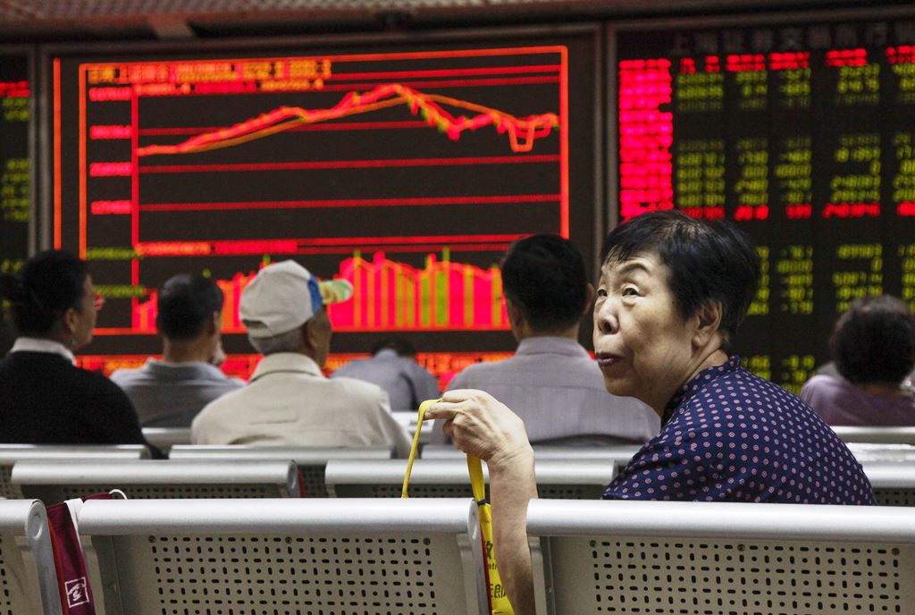 Inversores chinos ven indicadores en la bolsa de Pekín. (Prensa Libre - EFE)