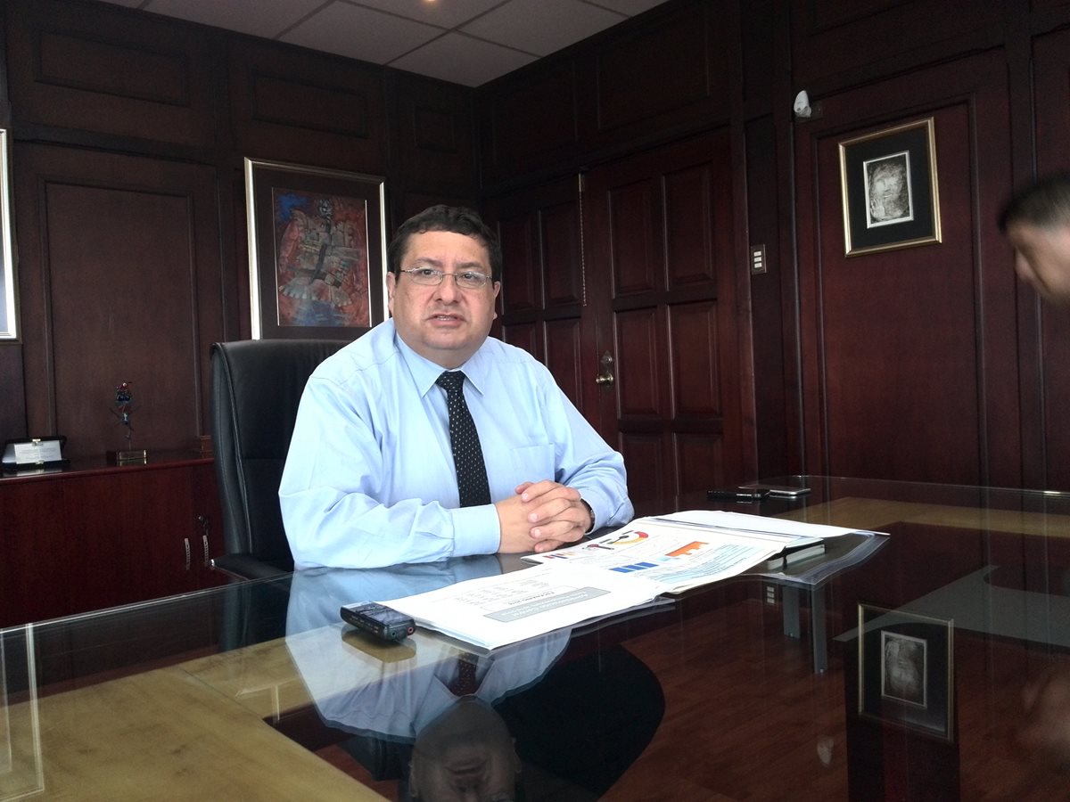 Ministro Dorval Carías responde a preguntas de Prensa Libre en su despacho. (Foto Prensa Libre: Rosa María Bolaños)