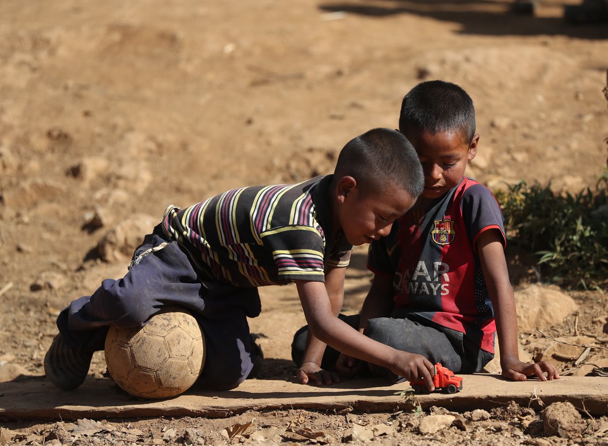 Niños del cantón Valencia, Jutiapa, juegan entre la tierra árida debido a la sequía prolongada. La mayoría de  niños del cantón sufren desnutrición. (Foto Prensa Libre: Hemeroteca PL)