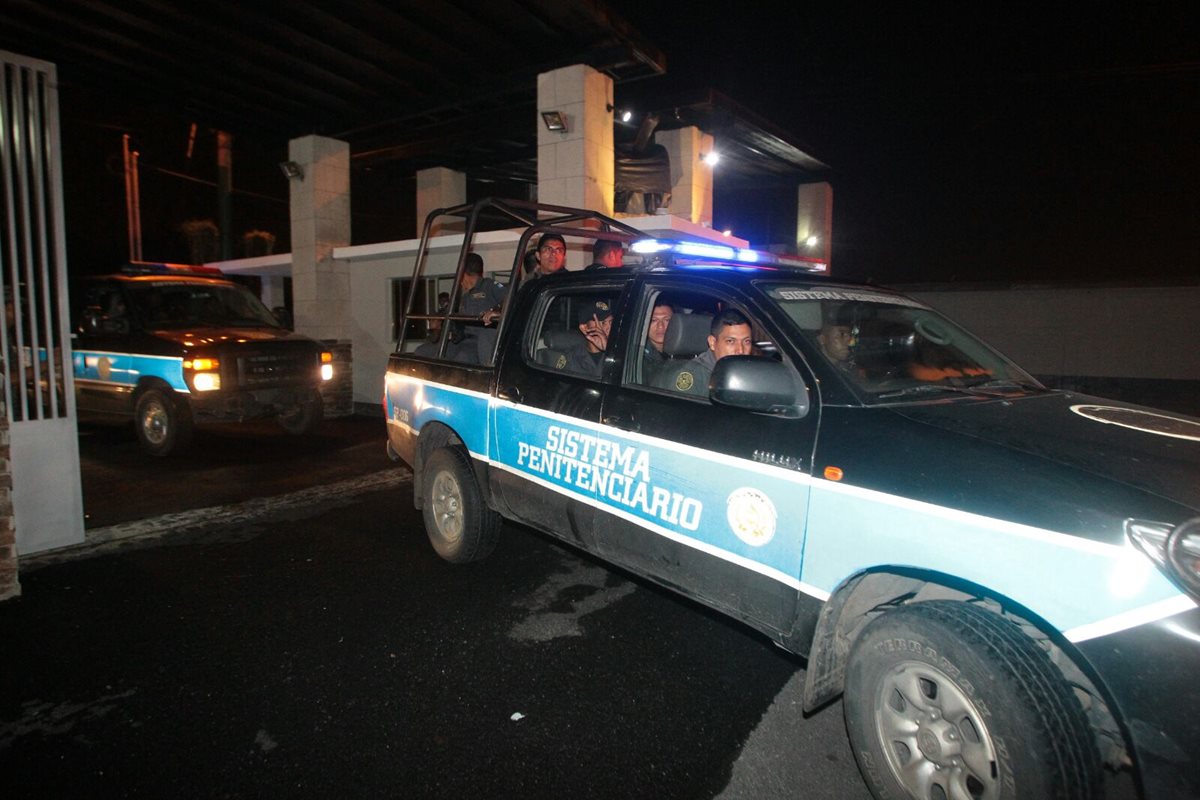Vehículos del Sistema Penitenciario forman parte del grupo que acompañó el traslado de Roxana Baldetti a Santa Teresa. (Foto Prensa Libre: Álvaro Interiano)
