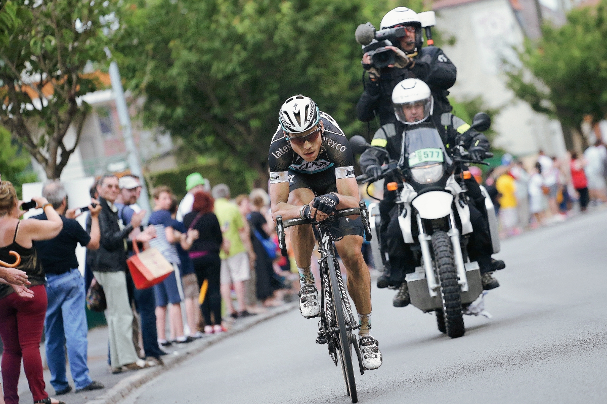 Tony Martin recorre solo los últimos kilométros de la cuarta etapa del Tour de Francia. (Foto Prensa Libre: AP)