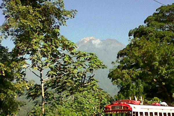 El volcán más alto de Guatemala y de Centroamérica, visto desde San Rafael Pie de la Cuesta, San Marcos. El coloso tiene una altitud de 4,222 metros sobre el nivel del mar y ante los cambios de temperatura  su cima se pinta de escarcha.