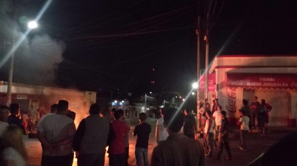 Vecinos de Monjas, Jalapa, se resguardan por enfrentamiento entre turba y agentes de la PNC. (Foto Prensa Libre: Hugo Oliva)