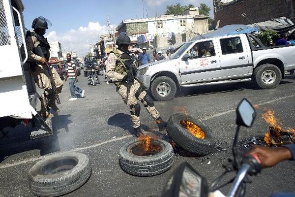 Policía haitiana retira barricadas durante una protesta en rechazo a la crisis que azota a Haití. (Foto Prensa Libre: AFP)