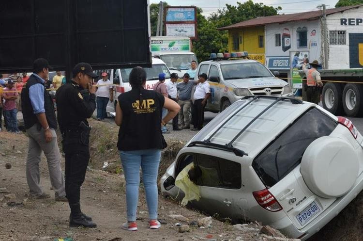 Hugo Oliverio Cantoral Gravez, de 28 años, viajaba en su vehículo cuando fue atacado por sujetos a bordo de una motocicleta. (Foto Prensa Libre: Mario Morales)