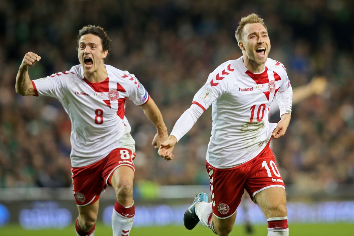 Christian Eriksen festeja con Thomas Delaney uno de los tres goles que anotó y que permitieron que Dinamarca dijera presente en Rusia. (Foto Prensa Libre: AFP)