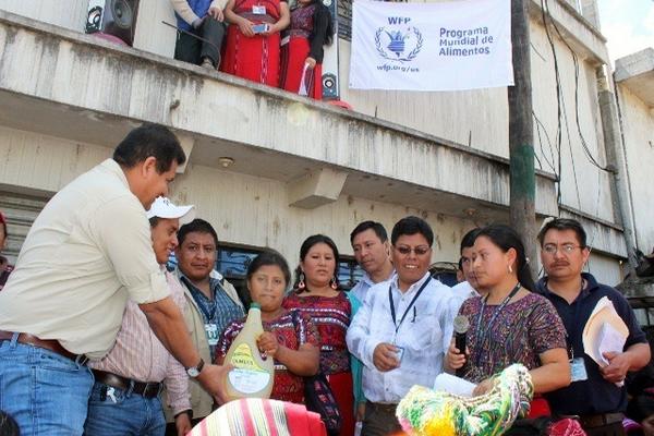 Personal del PMA entrega productos alimenticios a afectados por la roya en Quiché. (Foto Prensa Libre: Óscar Figueroa)