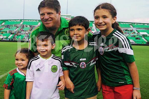 Miguel Herrera, durante el reconcimiento de cancha de la selección de México. (Foto Prensa Libre: Óscar Felipe Q.)