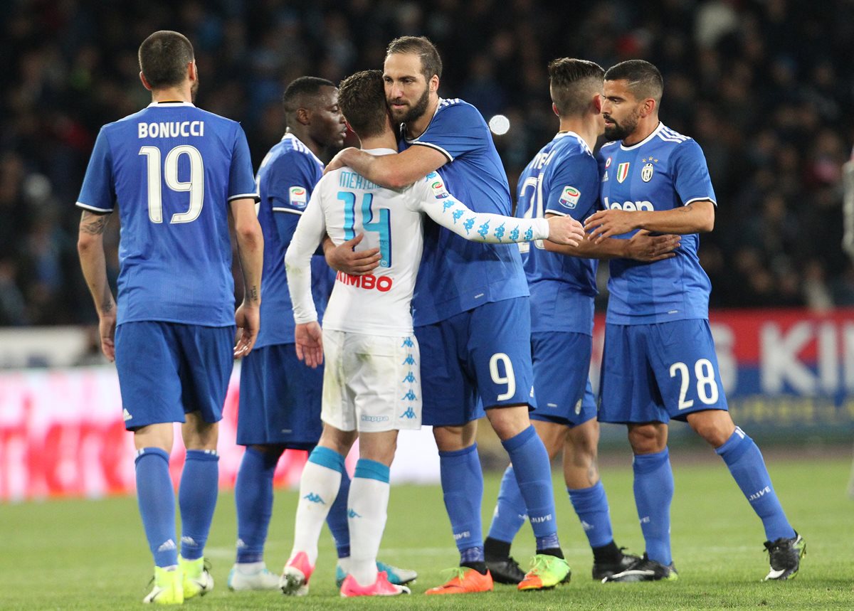 Empate 1-1 entre el Nápoles y la Juventus en el regreso de Gonzalo Higuaín al estadio San Paolo. (Foto Prensa Libre: AFP)