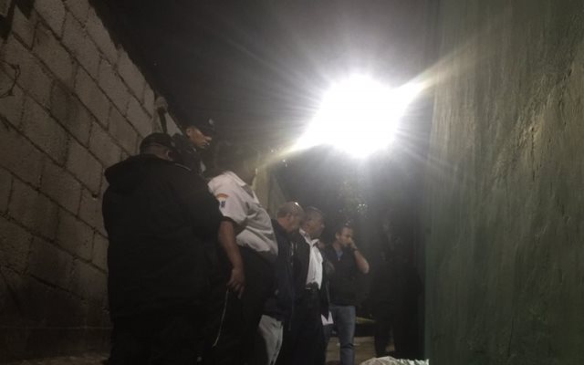 Agentes de la PNC y socorristas observan el cadáver de Bedoya de Rosales. (Foto Prensa Libre: CVB)