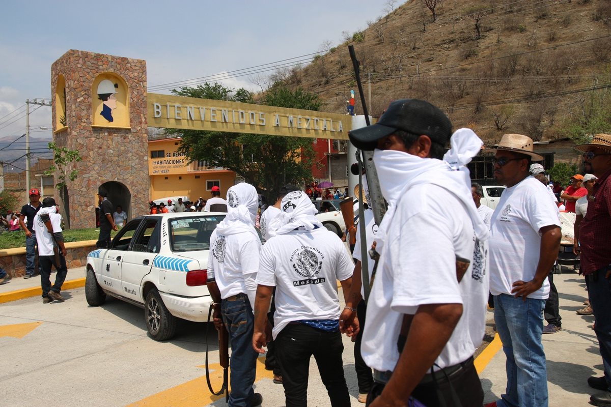 La violencia en México ha empujado a comunidades a organizarse en autodefensas armadas. (Foto Prensa Libre: EFE)
