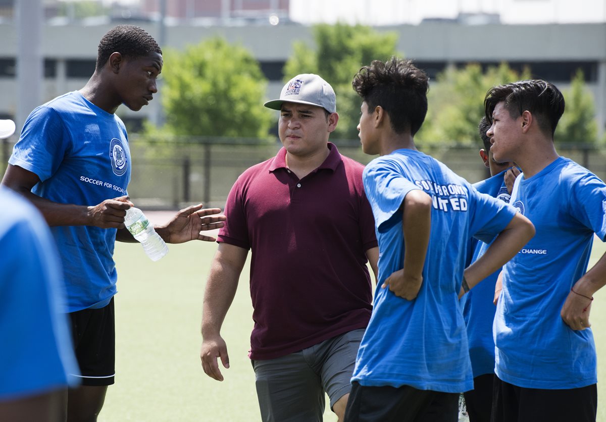 En el equipo de futbol "La Unión" del Bronx en Nueva York buscan ayudar a jóvenes indocumentados. (Foto Prensa Libre: AFP)