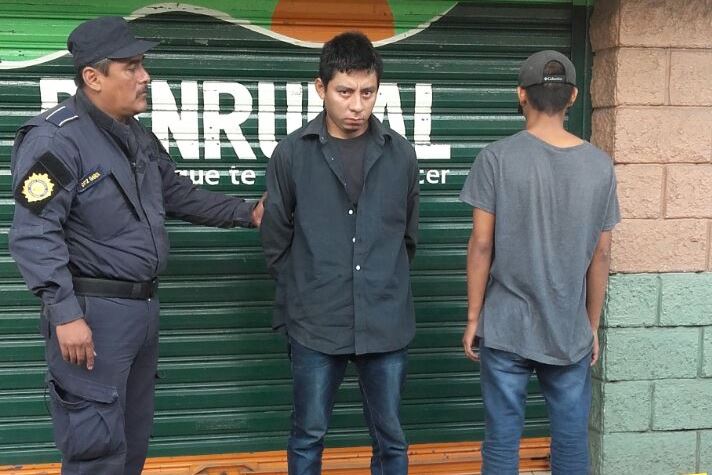Capturados intentaban robar un cajero ubicado en Cuyotenango, Suchitepéquez. (Foto Prensa Libre: Melvin J. Popá)