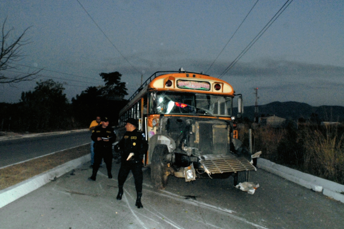 Un autobús chocó contra un poste en Sanarate, El Progreso, y resultó una persona herida y unas 30 con crisis nerviosa.  (Foto Prensa Libre: Hugo Oliva)