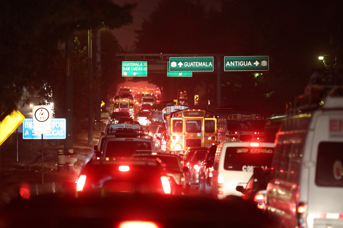 Desde las 4.30 horas se registran atascos viales desde el km 31 de la ruta Interamericana, en San Lucas Sacatepéquez. (Foto Prensa Libre: César Pérez)