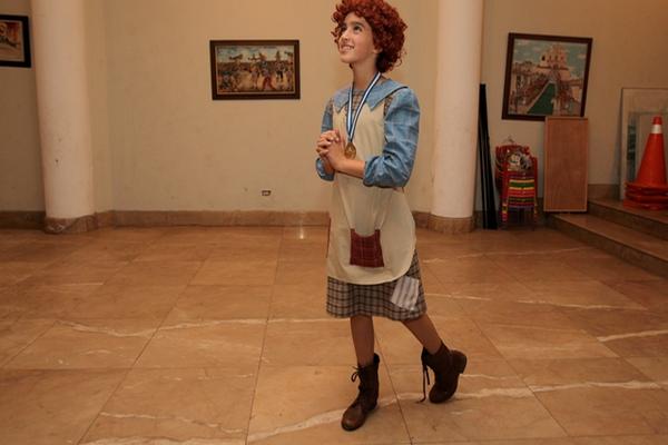 Victoria Morales Font, condecorada como Revelación del año 2014 en teatro,  por su personaje en la obra Annie, la huerfanita. (Foto Prensa Libre: Edwin Castro)