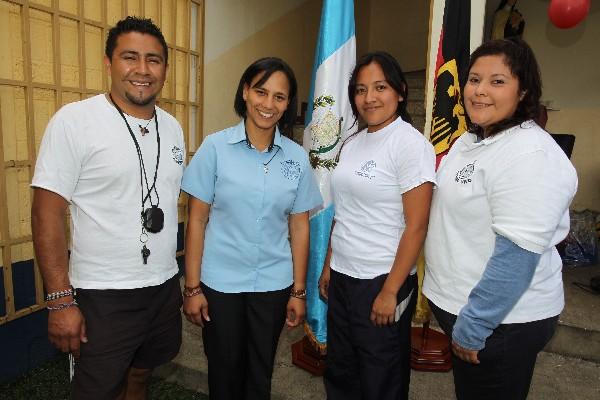 Maestros de la Escuela Futuro Vivo: Belman Florián, Savina Almonte, directora;  Íngrid Concuá y Ana Reyes. (Foto Prensa Libre: Edwin Castro)