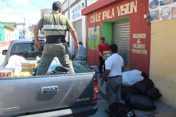 Cargan picop con víveres para afectados.