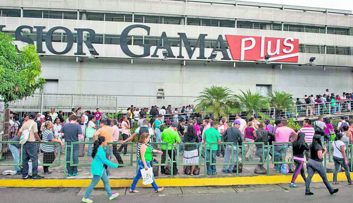 Venezuela vive en estado de emergencia económica, decretado en enero de este año. (Foto Prensa Libre: AFP)