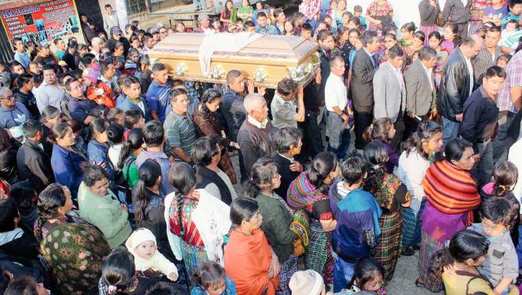 Vecinos de  Santa Cruz Balanyá, Chimaltenango, acompañan a familiares del exalcalde Raimundo Juárez, en su cortejo fúnebre. (Foto Prensa Libre: José Rosales)