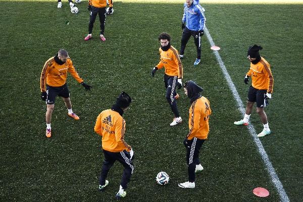 La plantilla del Real Madrid se entrenó en la Ciudad Deportiva de Valdebebas y hoy buscará clasificar a semis. (Foto Prensa Libre: EFE)