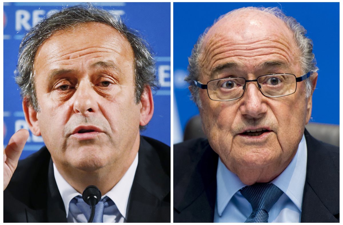 El pacto entre caballeros entre Platini y Blatter está siendo investigado por la justicia suiza. (Foto Prensa Libre: AFP)