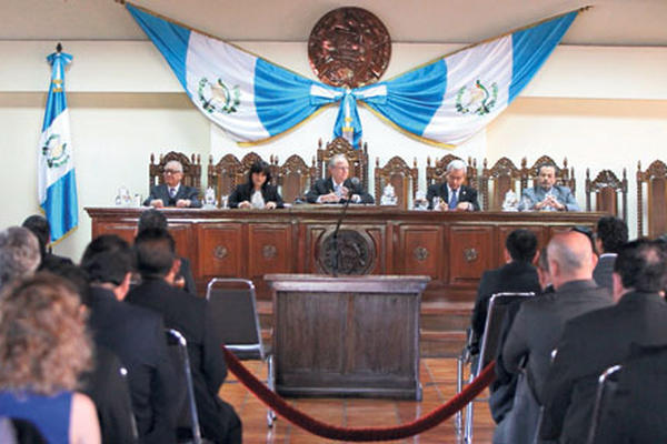 Los cinco magistrados  de la CC escuchan los argumentos de las partes. 