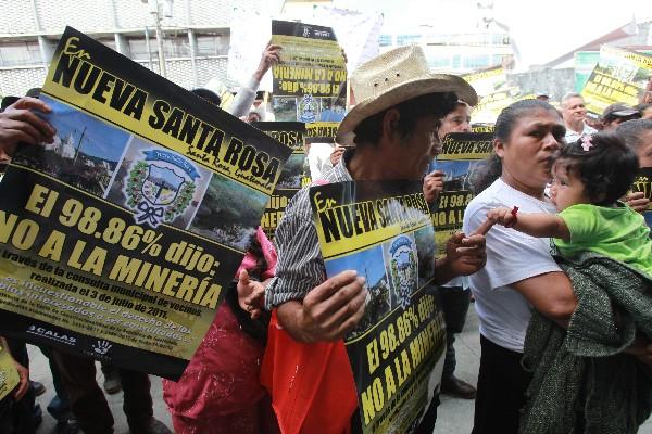 Pobladores de Nueva Santa Rosa portan carteles en los que manifiestan su oposición a la minería en El Escobal.