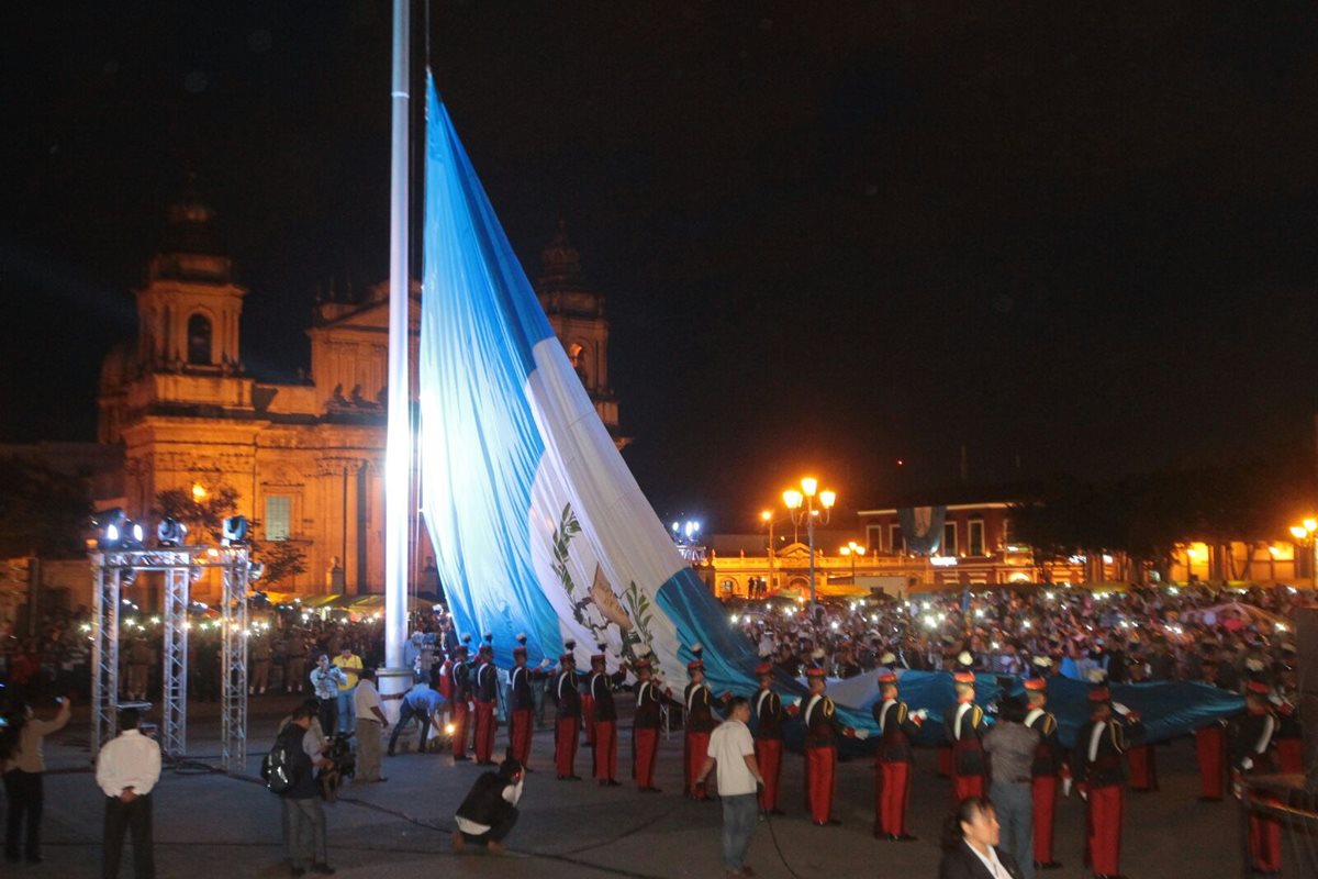 Cadetes de la Escuela Politécnica alzan la Bandera Nacional en la Plaza de la Constitución. (Foto Prensa Libre: Álvaro Interiano)