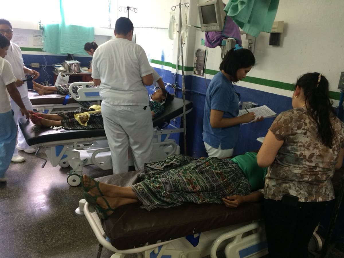 Los campesinos afectados reciben atención en el Hospital Regional de Cobán. (Foto Prensa Libre: Eduardo Sam).