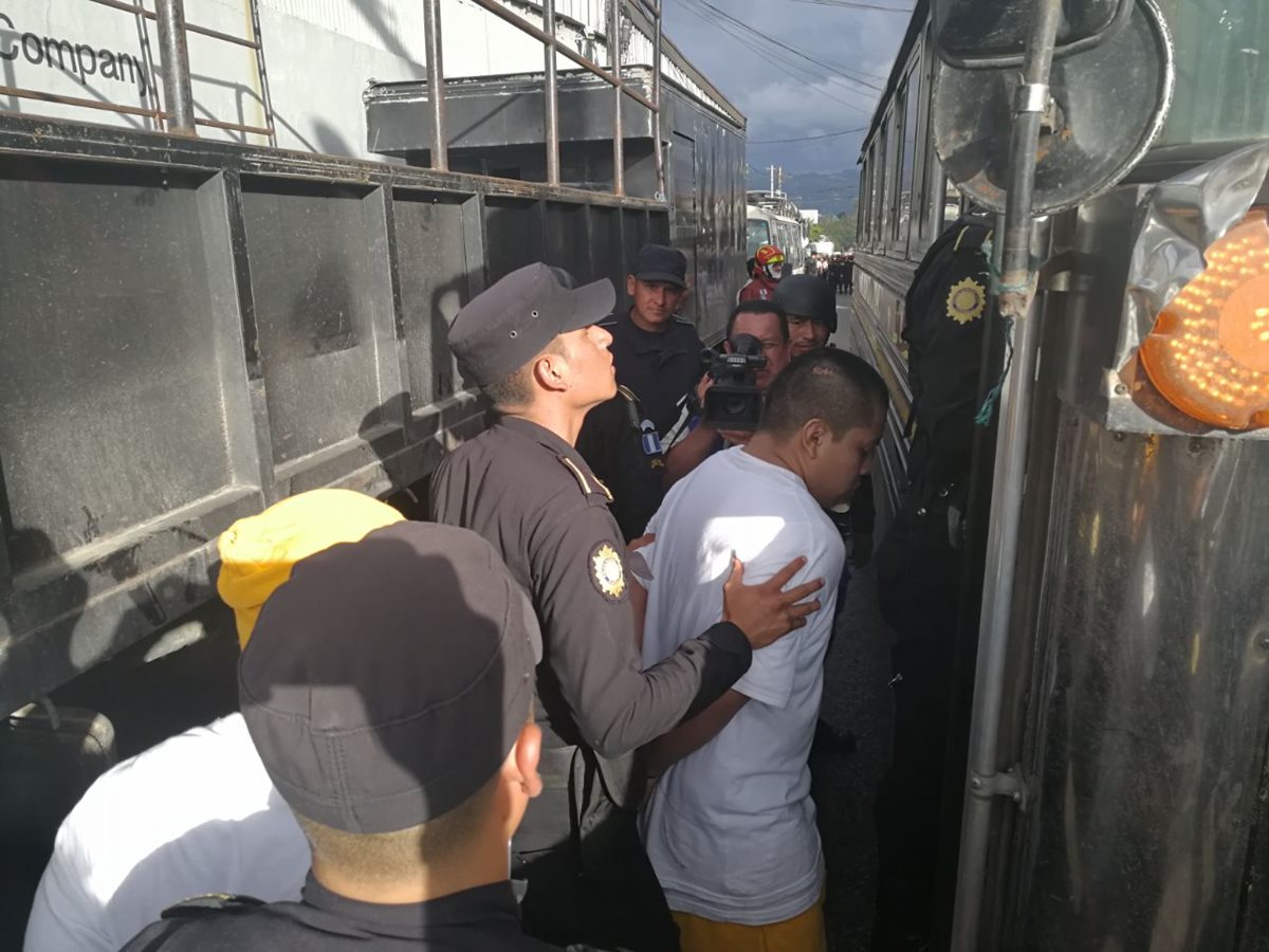 Agentes de la PNC trasladan a Tribunales a internos que protagonizaron el motín en Las Gaviotas, zona 13. (Foto Prensa Libre: Estuardo Paredes).
